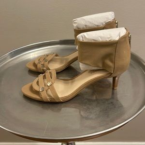 Pelle moda tan sandal. Brand new! Size 6.5